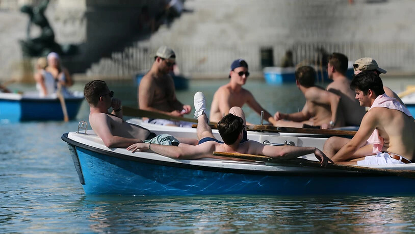Touristen fahren mit einem Boot im Retiro-Park von Madrid. Teile Spaniens leiden schon im Mai unter einer verfrühten Hitzewelle. Am Freitagnachmittag stieg die Temperatur in der Stadt Andújar in Andalusien auf 41 Grad. Foto: Cézaro De Luca/EUROPA PRESS…
