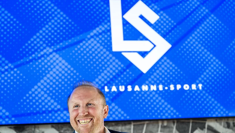 Ludovic Magnin lächelt unter dem Signet von Lausanne-Sport.
