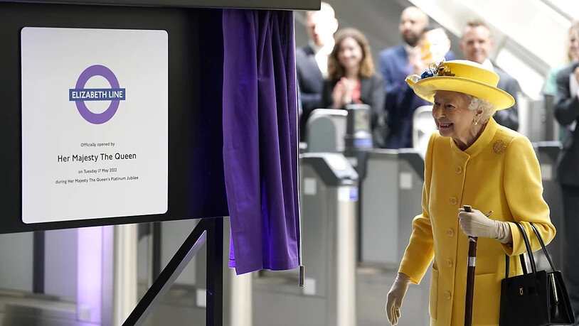 ARCHIV - Die britische Königin Elizabeth II. enthüllt im Bahnhof Paddington eine Gedenktafel zur offiziellen Eröffnung der Elizabeth-Line. Foto: Andrew Matthews/PA Wire/dpa