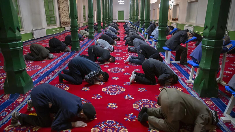ARCHIV - Uiguren beten während eines Gottesdienstes in der Uigurischen Autonomen Region Xinjiang. Foto: Mark Schiefelbein/AP/dpa