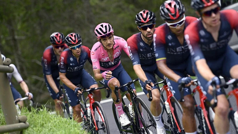 Giro-Leader Richard Carapaz (im rosafarbenen Trikot) umrahmt von seinen Ineos-Teamkollegen