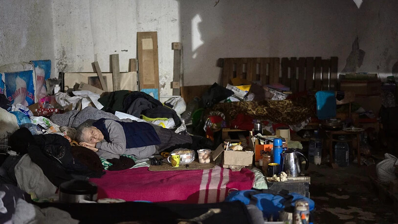 Eine alte Frau liegt auf einem Bett in einem Keller, der während der russischen Angriffe als Luftschutzkeller genutzt wurde. Nach Mitteilung des ukrainischen Generalstabs werden im Osten der Ukraine schwere Kämpfe um die Großstadt Sjewjerodonezk geführt…