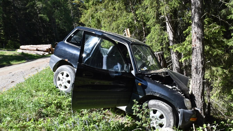 Sachschaden: Das Auto wird bei der Kollision beschädigt und muss abtransportiert werden.