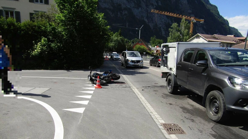 Sachschaden: Der Töff sowie das Auto wurden bei dem Unfall beschädigt.