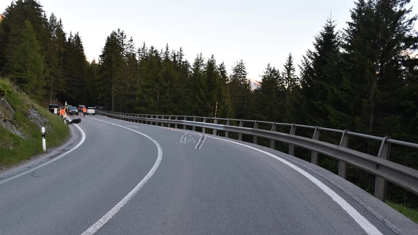 Die Unfallstelle: Auf dem Weg in Richtung Lantsch/Lenz kommt ein Töfffahrer von der Strasse ab.