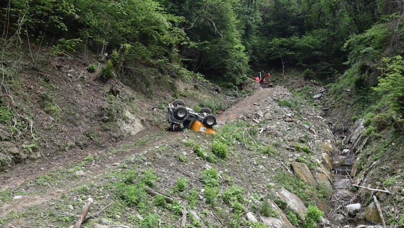 Abgestürzt: Das Hinterrad eines Dumpers kommt in San Vittore von der Strasse ab. Ein 52-jähriger Arbeiter verletzt sich leicht.