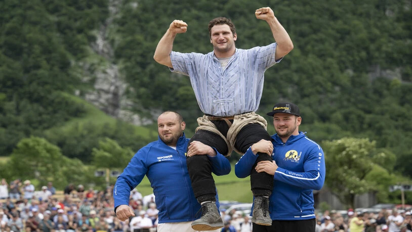 Ganz zuoberst: Armon Orlik triumphiert am Glarner-Bündner-Kantonalfest in Netstal überlegen. Ganz zuoberst: Armon Orlik triumphiert am Glarner-Bündner-Kantonalfest in Netstal überlegen.