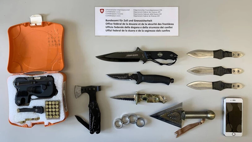 Sichergestellt in Castasegna: Im Kofferraum eines Fahrzeuges war ein Waffenarsenal versteckt. 