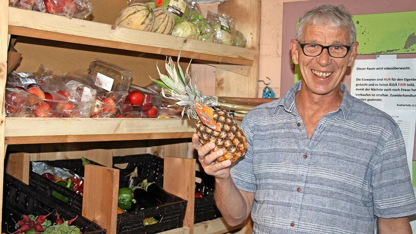Für die Umwelt: Beni Landolt sortiert im Keller des Güterschuppens in Glarus Lebensmittel, die als Ausschuss deklariert sind.