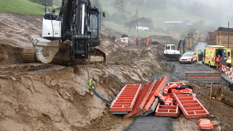 Von Schalungsplatten getroffen: Ein 47-jähriger Bauarbeiter erleidet mehrere Brüche an den Beinen.