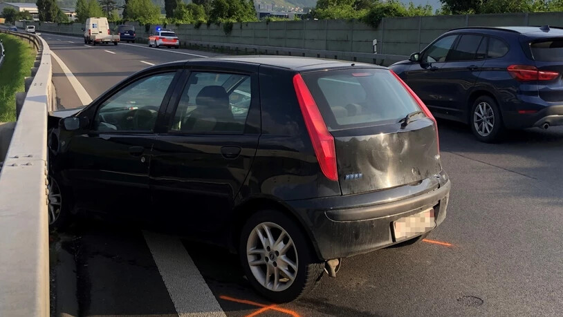 Mit Leitplanke kollidiert: Ein fahrunfähiger Lenker verursacht einen Unfall und eine Folgekollision.