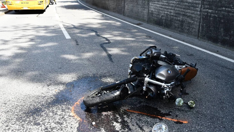 Unfall: Auf der Malixerstrasse kollidierten eine Töff- und eine Autofahrerin miteinander.
