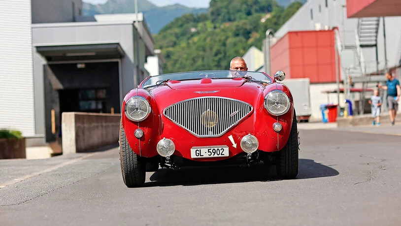 Die Wagenabnahme bestanden: Beda Hämmerli aus Bilten nimmt am Kerenzerbergrennen mit einem Austin Healey aus dem Jahr 1956 teil. 