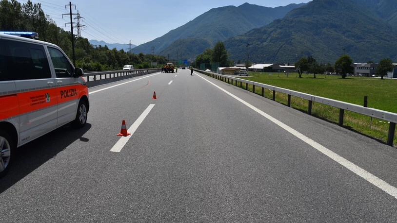 Mit Leitplanke kollidiert: Aus noch nicht geklärten Gründen hat ein Töfffahrer vor dem Autobahnanschluss Bellinzona-Nord die Kontrolle über das Fahrzeug verloren.