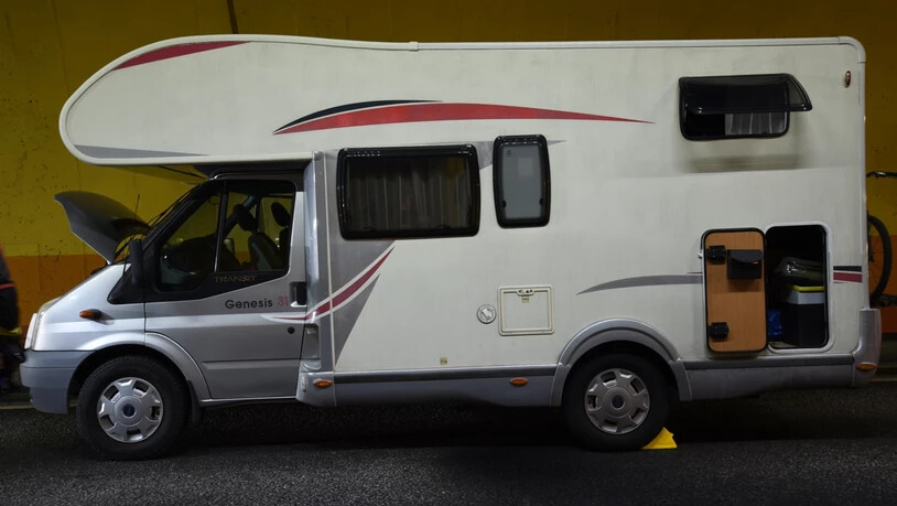 Flammen schossen aus dem Motorraum: Das Unfallfahrzeug im Crapteigtunnel.