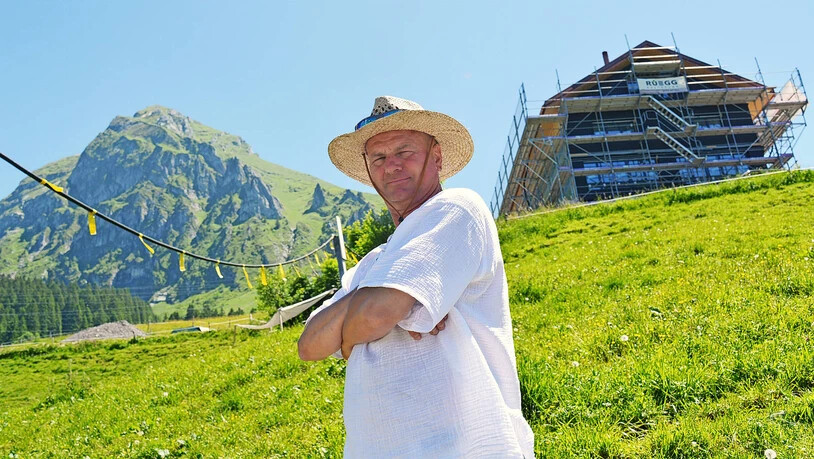 Der Hausherr: Christian Drescher gibt beim Wiederaufbau des «Fronalpstockhauses» Vollgas.