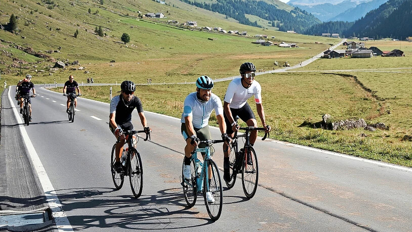 Ohne Abgase: Ohne Autoverkehr haben die Velofahrerinnen und Velofahrer am "Klausen Monument" viel frische Luft zum Atmen.