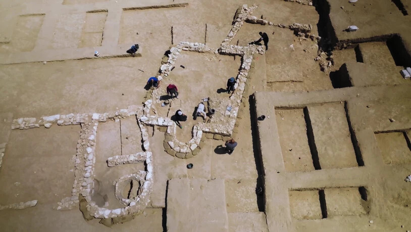 HANDOUT - Blick auf die Ausgrabungen einer mindestens 1200 Jahre alten Mosche in der Negev-Wüste, die in der Beduinenstadt Rahat erbaut wurde. Foto: Emil Aladjem/Israelische Altertumsbehörde/dpa - ACHTUNG: Nur zur redaktionellen Verwendung im…