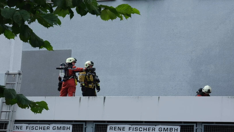 Im Einsatz: Die Löscharbeiten werden vom Dach aus gemacht.