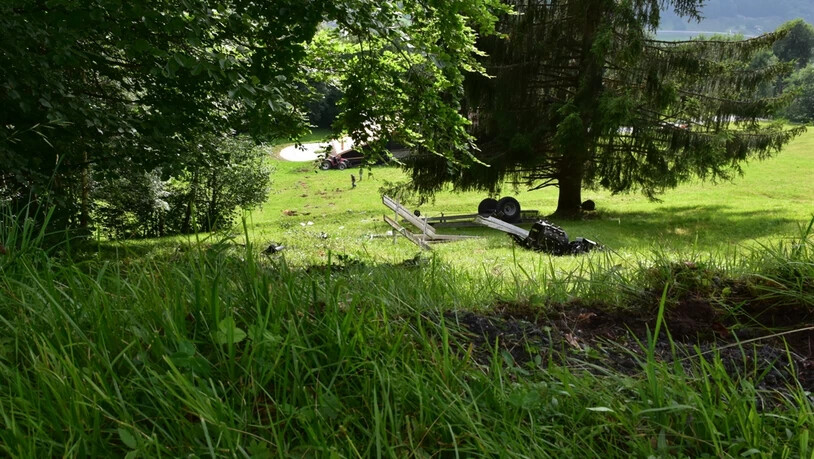 Von der Strasse abgekommen: Der Traktor kam erst nach rund 200 Metern zum Stillstand.