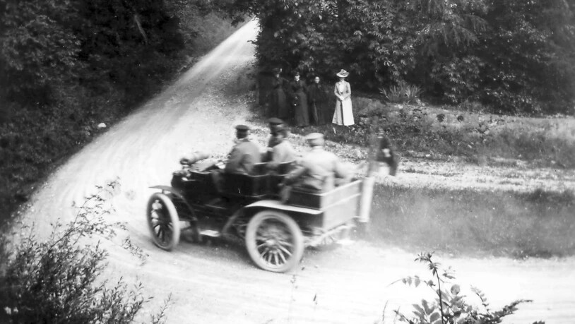 27. Juni 1902, Haltli-Kurve an der Kerenzerbergstrasse ob Mollis: Vier Damen bestaunen einen der Rennboliden. 
