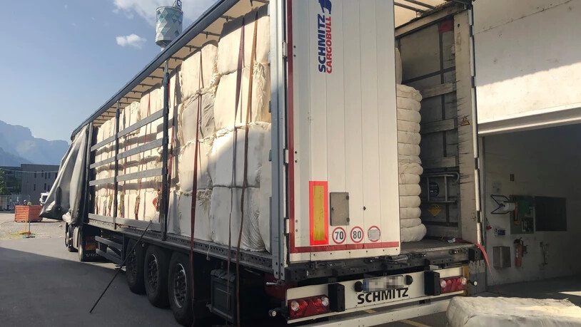 Mittelschwer verletzt. Ein Lastwagenfahrer musste nach einem Arbeitsunfall ins Kantonsspital Graubünden gebracht werden.