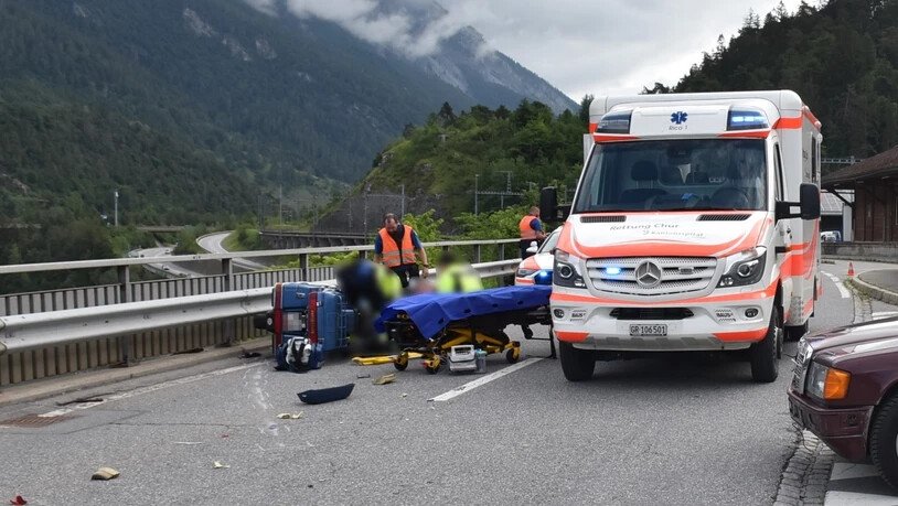 Kollision: Auf der Hauptstrasse beim Bahnhof Reichenau/Tamins ist ein Auto mit einem Töff zusammengestossen. Der Töfffahrer hat sich dabei mittelschwer verletzt.