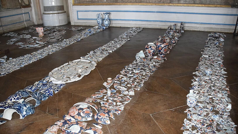 HANDOUT - Scherben von Imari-Porzellan liegen in einem Zimmer des Schlosses Loosdorf auf dem Boden. Eine von russischen Soldaten am Ende des Zweiten Weltkriegs verwüstete Sammlung jahrhundertealten Porzellans aus einem Schloss in Österreich ist in Japan…