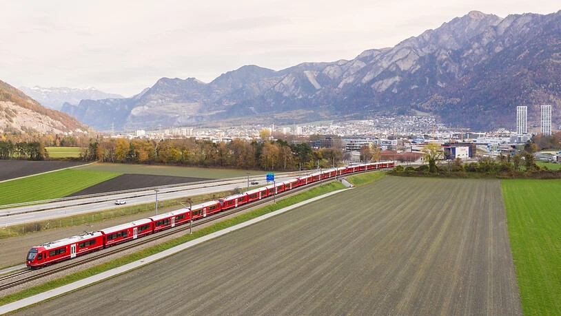 Der längste Personenzug der Welt wird mehr als sechsmal so lang sein, wie diese "Mehrfachtraktion" auf einer Testfahrt für den Weltrekord vor Chur. (Archivbild)