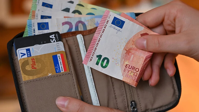 In Deutschland gilt ab Juli ein Mindestlohn von 10,45 Euro pro Stunde. (Symbolbild)
