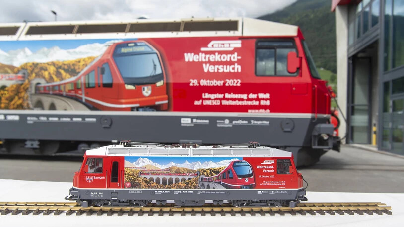 Der Countdown läuft: In vier Monaten soll der längste Personenzug der Welt vom Albulatunnel bis zum Landwasserviadukt fahren. Für den Anlass wirbt die RhB mit einer Promo-Lok und einem rund 22-mal kleineren Modell. 