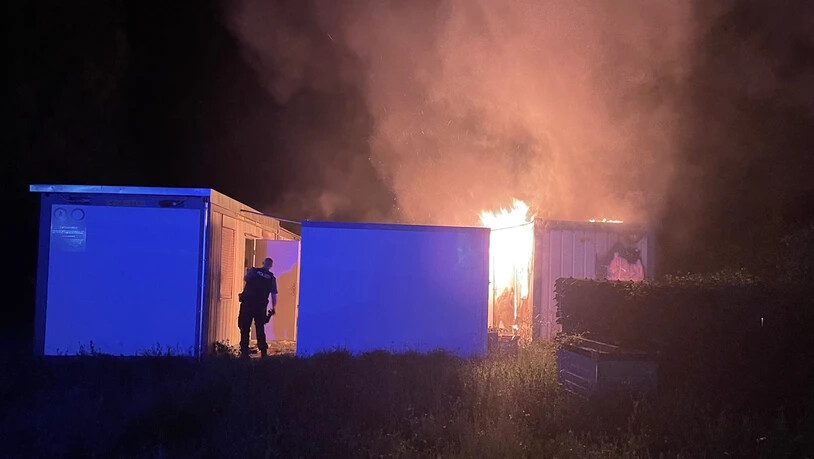 Steht in Flammen: Ein Wohncontainer einer Asylunterkunft in Landquart.