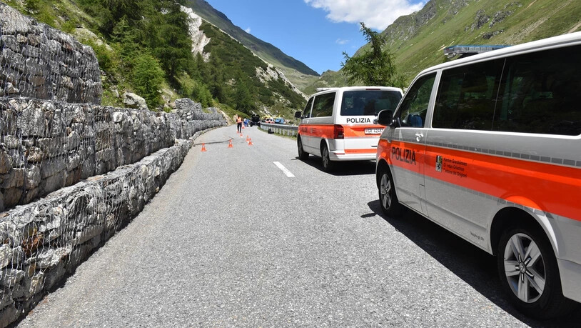 Gescheitertes Überholmanöver: Ein Töfffahrer wollte ein Auto überholen und ist darauf mit einem entgegenkommenden Töff zusammengeprallt.
