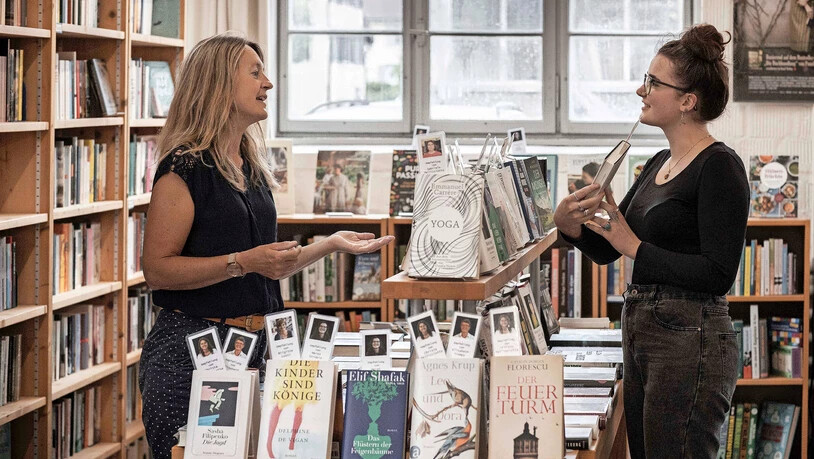 In der Welt der Bücher: Meret Strübin (rechts) wird bei ihrer Ausbildung in der Buchhandlung Wortreich in Glarus stets von Lehrmeisterin Christa Pellicciotta unterstützt. 