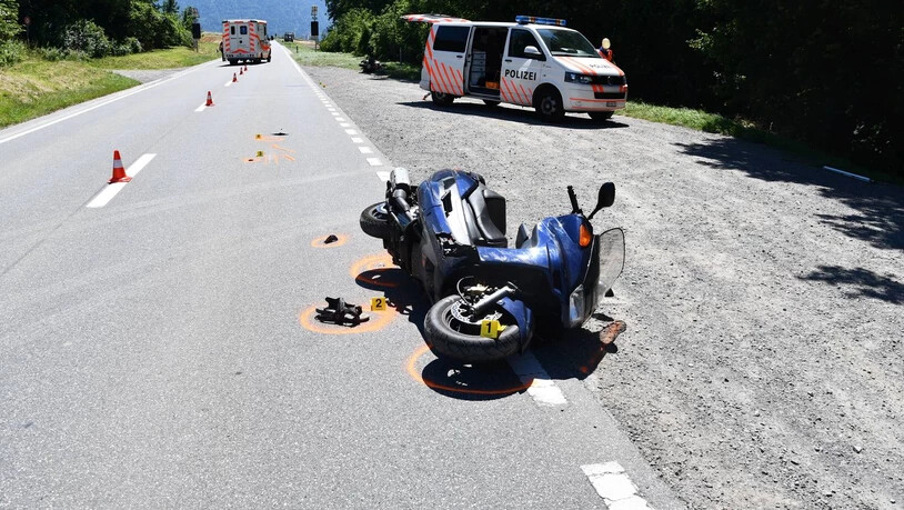 Beschädigt: Einer der beiden Unfalltöffs liegt auf der Strasse in Richtung Trimmis.