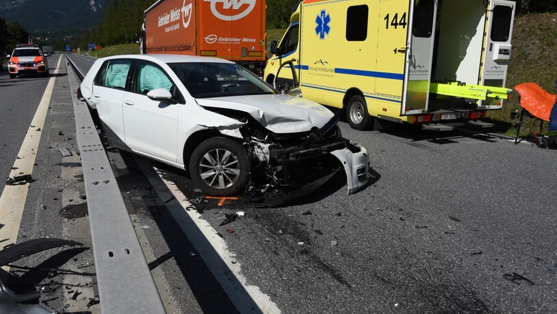 Totalschaden: Am Montagnachmittag ist in Thuis ein Lastwagen mit einem Auto kollidiert.