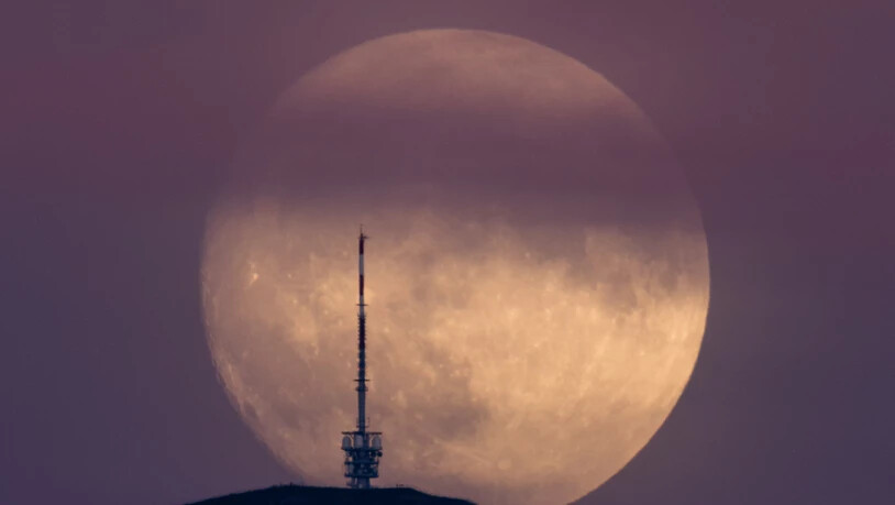 Der Mond kommt der Erde momentan besonders nahe und scheint viel grösser als sonst: Mondaufgang über dem Gipfel Rigi Kulm am Dienstag, 12. Juli 2022.