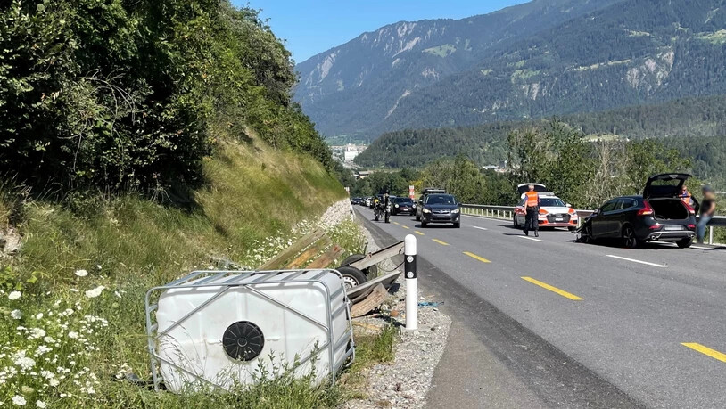 Total beschädigt: Nach einer Kollision hat dieser Anhänger die Fahrbahn überquert und ist neben der Strasse lädiert zum Stillstand gekommen.