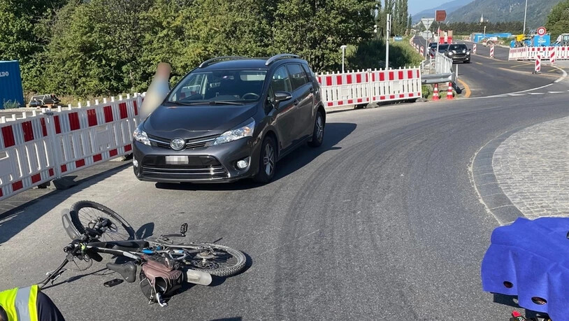 Zusammenprall im Kreisel Felsberg: Der Velofahrer stürzte und musste ins Kantonsspital Graubünden gebracht werden.