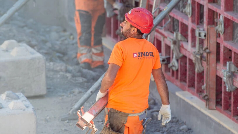 Hitzetag auf der Baustelle: Trotz den hohen Temperaturen muss die Arbeit erledigt werden.