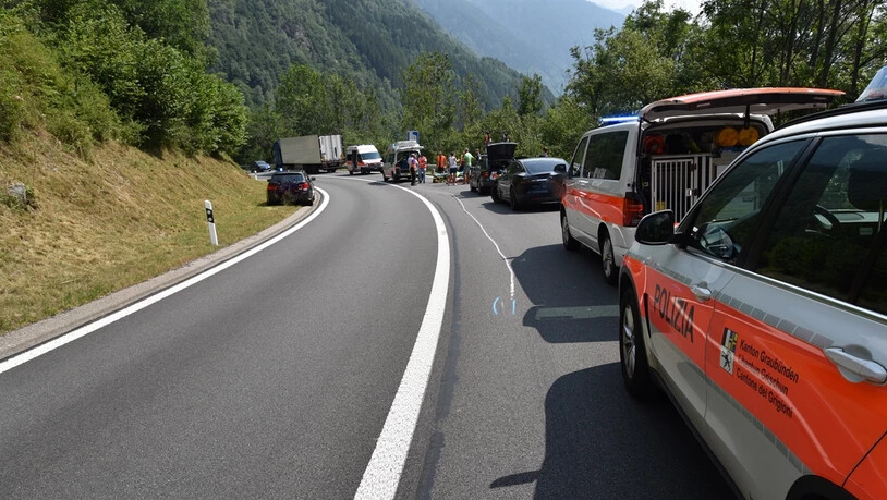Auf der A13: Ein Rollerfahrer kollidiert mit dem Anhänger eines Lastwagens und stürzt.