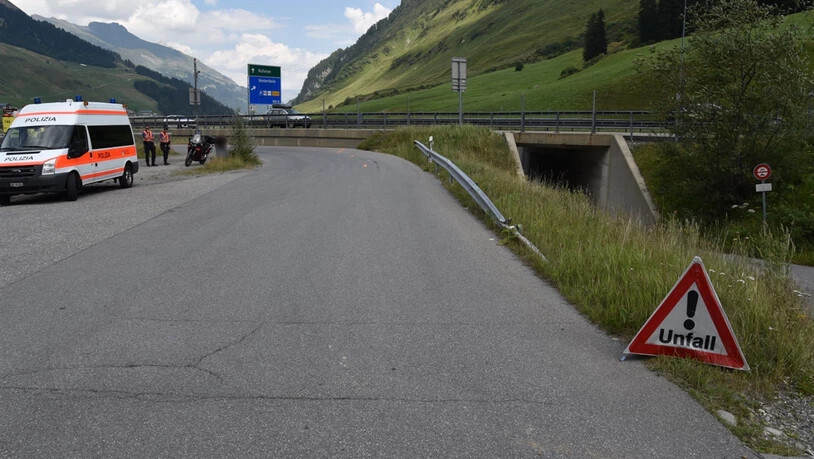Selbstunfall: In Hinterrhein verletzte sich am Montag ein Töfffahrer und seine Begleiterin.
