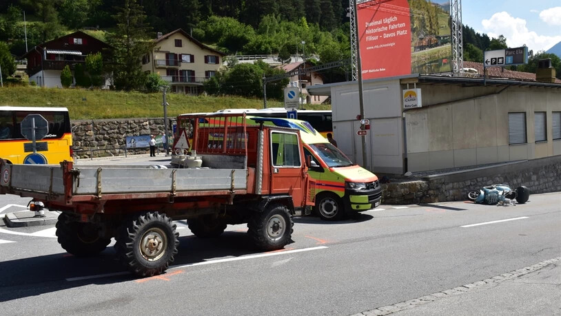 Überholmanöver mit Folgen: Ein Roller überholte in Tiefencastel einen Motorkarren und stürtze dabei. Der Rollerfahrer verletzte sich dabei. 