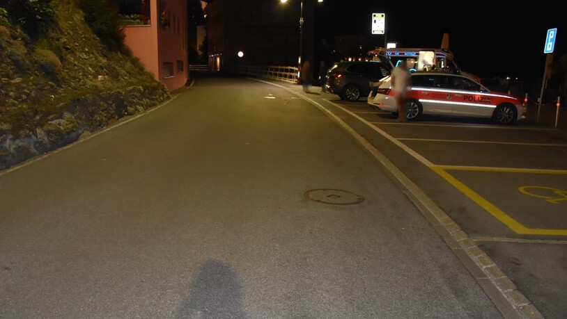 Kollision auf dem Parkplatz: Ein Autofahrer hat beim Ausparkieren einen Töfffahrer übersehen.