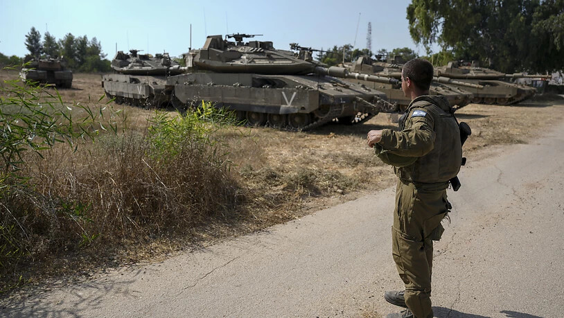 Ein israelischer Soldat bewacht Panzer in einem Gebiet nahe der Grenze zum Gazastreifen. Foto: Ariel Schalit/AP/dpa