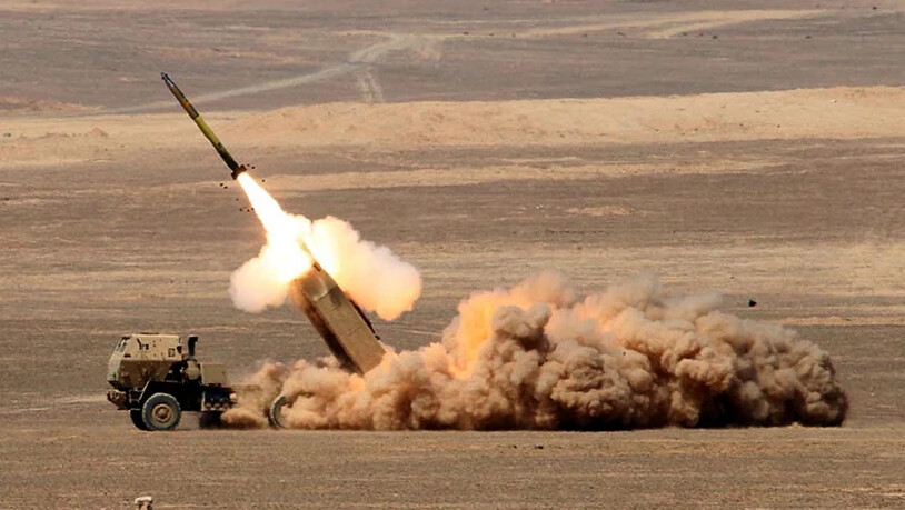 ARCHIV - Ein am 18. Juni 2013 von der amtlichen jordanischen Nachrichtenagentur (Petra) veröffentlichtes Handout-Bild zeigt US-Raketenwerfer HIMARS (High Mobility Artillery Rocket System) beim Abschuss einer Rakete während der Militärübung Eager Lion…