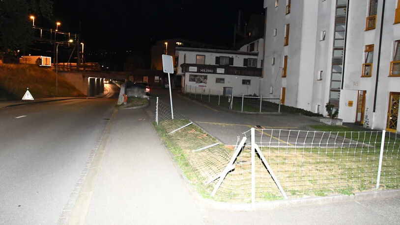 Ort des Geschehens: Ein 69-jähriger Autofahrer fuhr am Dienstag kurz vor 22 Uhr von der Segantinistrasse herkommend geradeaus über die Sägenstrasse und dort in einen Zaun.