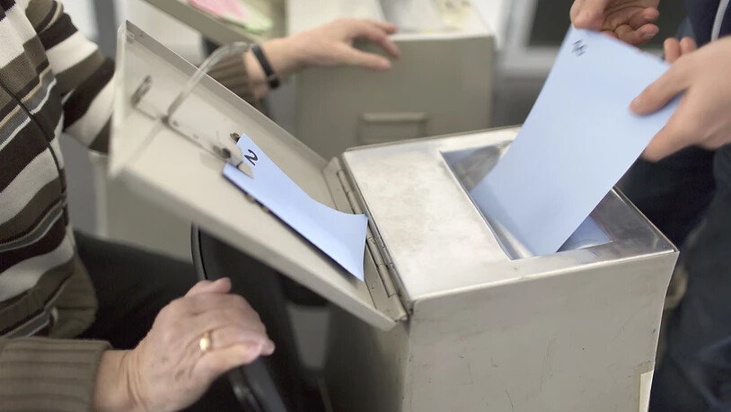 Die Wirtschaft hofft auf viele Abstimmungszettel mit einem Ja zu den AHV-Vorlagen und zur Abschaffung der Verrechnungssteuer. (Archivbild)