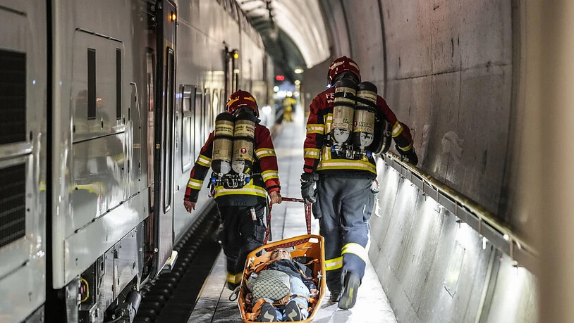 Retter transportieren einen Figuranten ab im Rahmen der Rettungsübung im Bözbergtunnel.