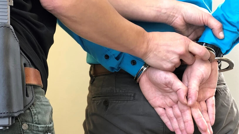 Gefasst: Beim Verdächtigen klickten kurz nach dem überfall die Handschellen.